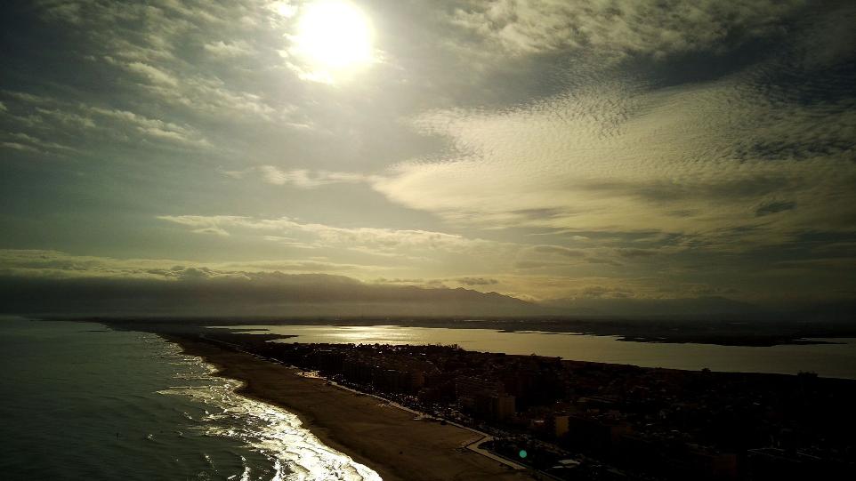 Vue aérienne de la plage et l'étang de Canet en Roussillon en drone